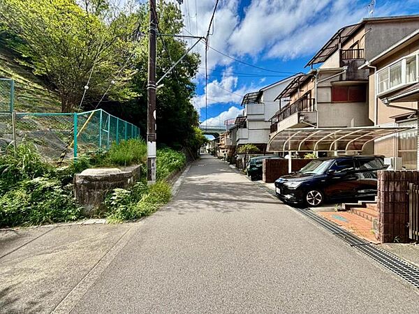 お車も十分にすれ違える道幅です！