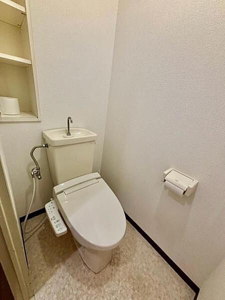 ウォシュレット機能付きの便利なトイレです！
