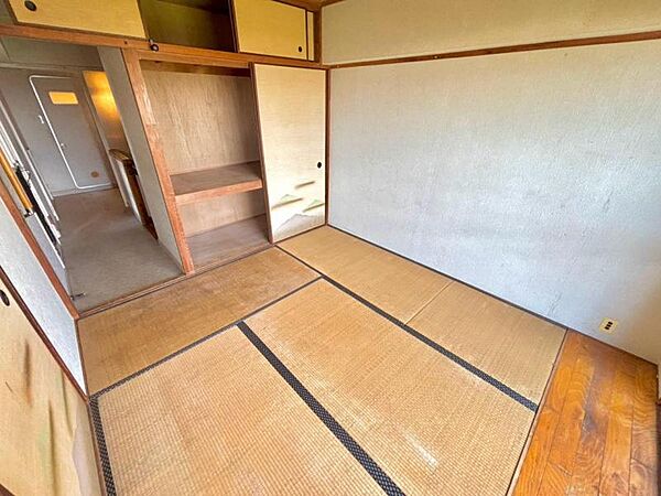 収納付きでお荷物整理がはかどります！