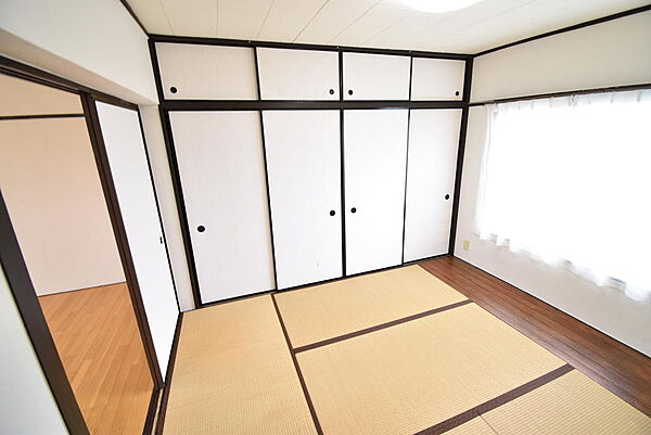 奥行ある押入収納を完備したお部屋です♪