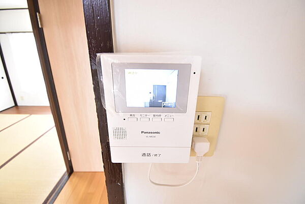 来客も一目で分かるカラーモニターインターフォンを採用♪
