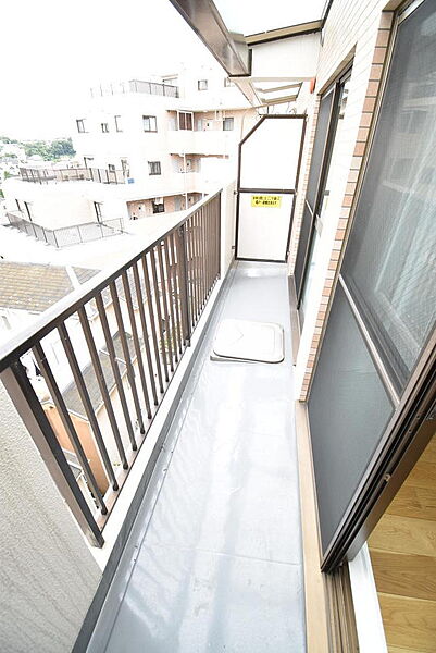 ２部屋から出入り可能なワイドスパンのバルコニーです♪