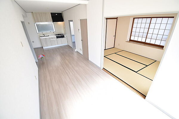 家族団らんの空間を彩る開放感あるリビング・ダイニングは、日常の暮らしに安らぎを与えてくれます♪