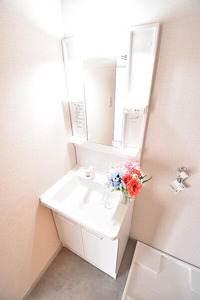 たっぷり収納の上質な洗面化粧台は、朝の支度がはかどりますね♪