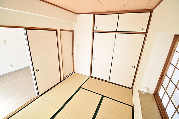 和室にも奥行ある押入収納を完備♪