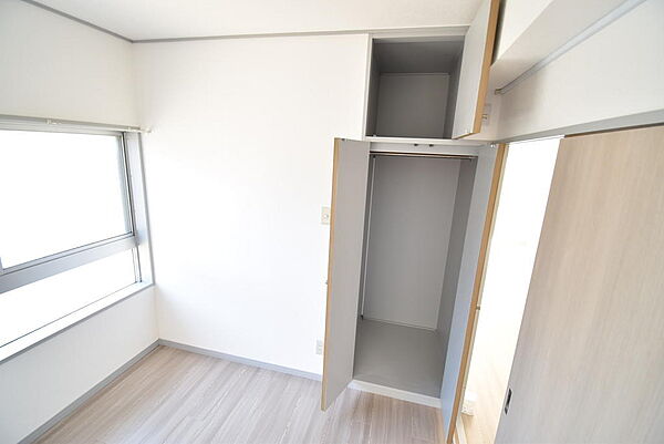 各居室に収納を完備し、豊富な収納力です♪