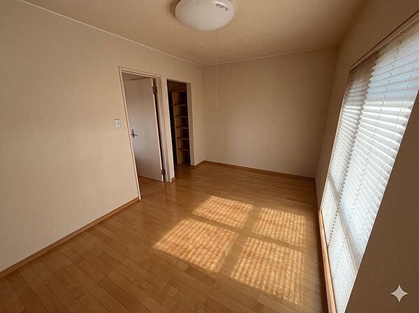 ◆2階7帖の洋室は、東向き・南向きの窓を備えた明るく風通しの良いお部屋です♪◆掲載写真はAI加工により家具等を一部削除しております。現況と異なる場合は現況を優先します。