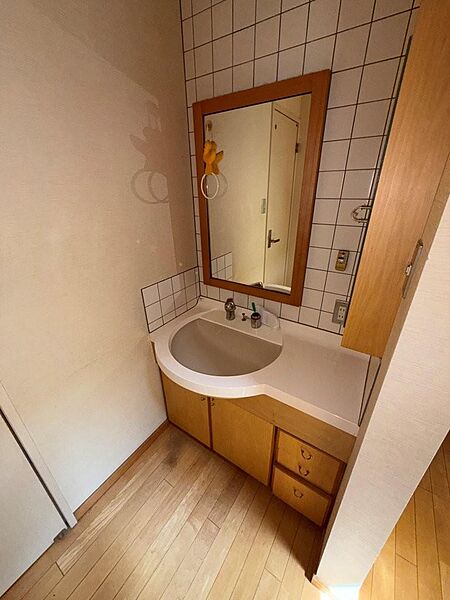 ◆トイレ横に洗面台があり、来客時の手洗いや朝の身支度にも便利にお使いいただけます(^^)