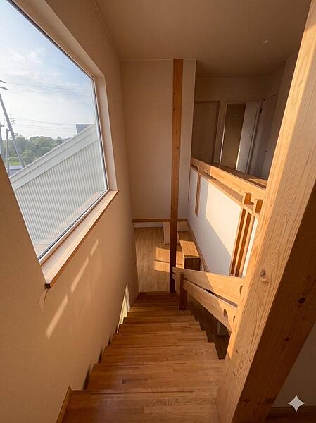 ◆階段には大きな窓があり明るい空間となってます☆