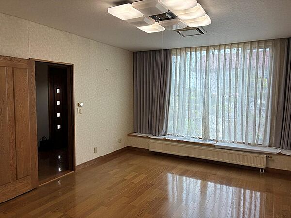 ◆12.37帖の居間です☆南向きの大きな窓があり、明るい陽光が差し込む開放的な空間♪エアコンも設置されているため、夏場・冬場ともに快適に過ごすことができます(*^-^*)