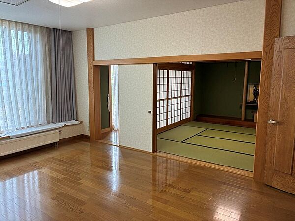 ◆居間の隣にはゆとりある8帖の和室と広縁を備えており、続き間として多用途に活用可能です(*^-^*)