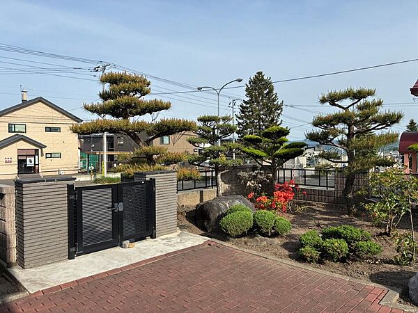 ◆外部からの視線をほどよく遮りながら、玄関までの動線にゆとりがあり、来客時にも印象の良い迎え入れ空間となっています♪