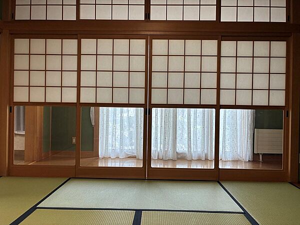 ◆雪見障子を備えた和室は、低い位置から外の景色を楽しめる趣のある空間です(*^-^*)