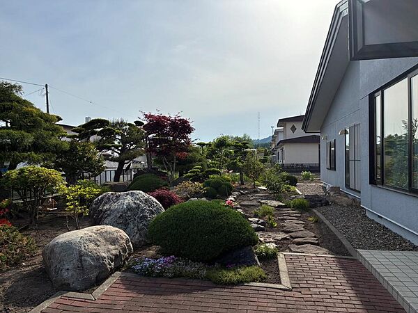 ◆日当たりの良い南庭は、四季の移ろいを感じながら過ごせる心地よい環境で、庭木の手入れやガーデニングなども楽しめます☆