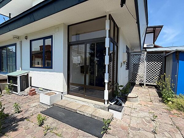 ◆風除室付きの玄関は、雨や雪、冷たい風の侵入を軽減します☆