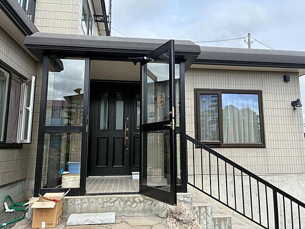 ◆玄関ポーチは風除室になっており、冷たい風や雪の吹き込みを軽減してくれるのが嬉しいポイント☆