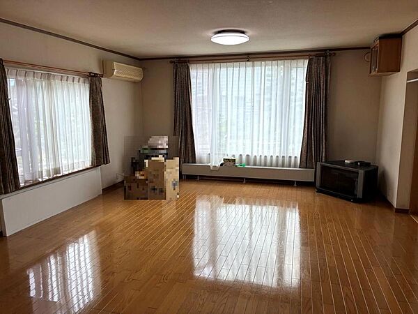 ◆リビングには南東側と南西側の窓があり、明るく開放感のある空間☆時間帯によって異なる方向から光が入りやすく、心地よく過ごせるリビングです(^^♪