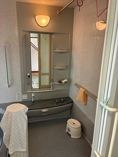 ◆浴室にはシャンプーやボディソープなどを置ける棚を備えています☆