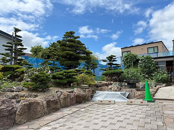 ◆南側には広々とした庭があり、陽当たりも良好☆お子様が外で遊んだり、家族で庭時間を楽しんだりできます♪