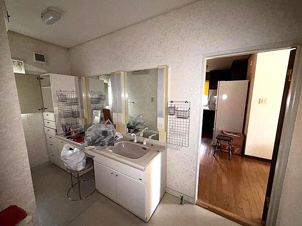 ◆ダイニングと廊下の両方から出入りできる、動線に配慮された洗面脱衣室♪