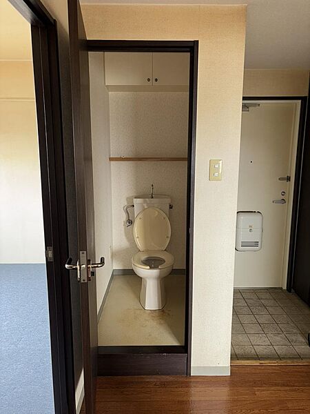 ◆玄関の近くにトイレがあるので、出かける前や帰宅してすぐに利用できますね♪