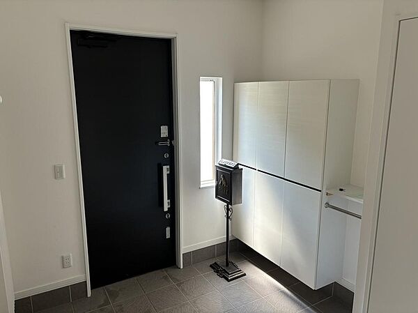 ◆モニター付きインターフォンで玄関を確認しなくても誰が来たのかすぐわかるので防犯効果を高めることもでき、お子様のお留守番も安心です！
