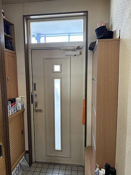 ◆玄関ドアと上の窓から明かりが入ります☆北側玄関でも明るい雰囲気になりそうです！