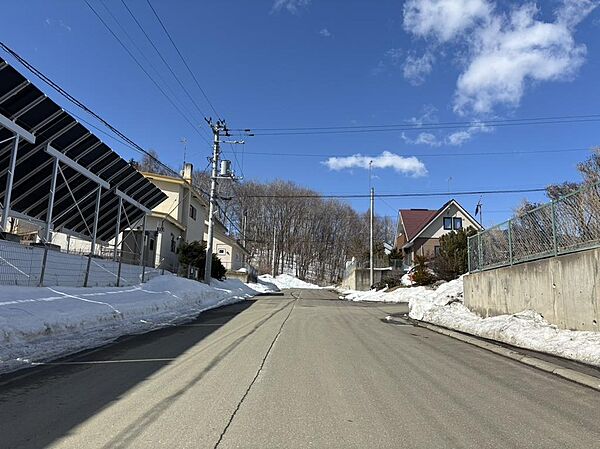 ◆自宅の目の前に公園があるので、庭感覚ですぐ遊びに行けます♪