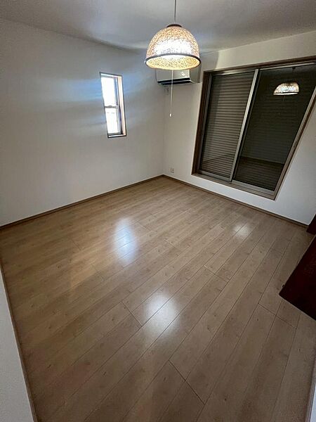 広々8帖の洋室です。