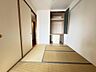 和室：リビングとつながる和室は、扉を開放すれば開放感あふれる一体空間に。客間やお子様の遊び場など、多彩な使い方ができる便利な和室です。