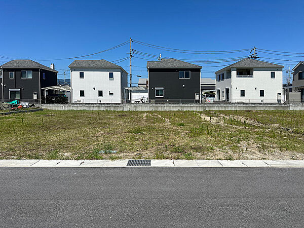 C号地145.15m2（43.90坪）。東側の前面道路が６ｍ、西側は田んぼなので明るい区画です。