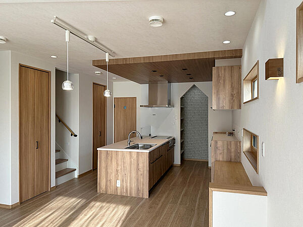 現地モデルハウス　キッチン。三角の垂壁がオシャレなパントリー。遊び心があるので実際に住むと楽しいですよ。