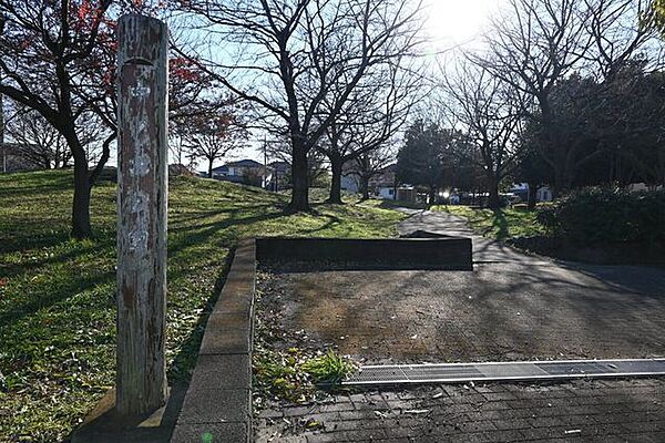 中ノ宮公園★住宅街に位置する緑豊かで落ち着いた雰囲気の公園★ベンチが多く設置され、住民の憩いの場として親しまれています。園内ではウォーキングや体操を楽しむ方が多く、春には桜も楽しめます。 500m