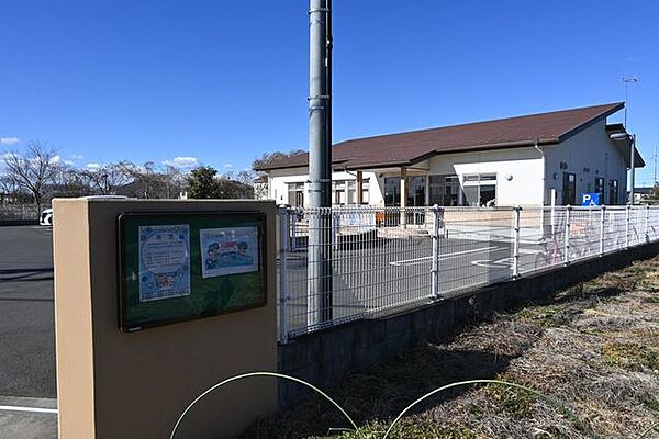希望の杜保育園★駐車場10台を完備、車での送迎にも便利★全室に床暖房を完備し、広々とした芝生の園庭で子どもたちはのびのびと過ごしています。 手作りの給食やおやつを提供し、食物アレルギーにも対応して…