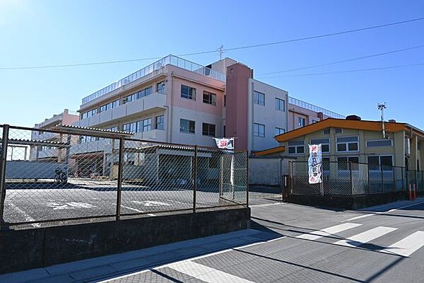 白岡市立南小学校★白岡駅から徒歩約12分★地域との連携を大切にし、児童の健やかな成長を支える教育活動を展開しています。 1250m