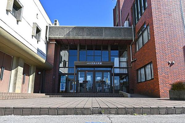 白岡市中央公民館★館内ではWi-Fiが利用可能★調理実習室や講堂などの施設が整っています。館内にはおむつ交換台が設置された身障者トイレがあり、小さなお子様連れの方にもご利用いただけます。 400m