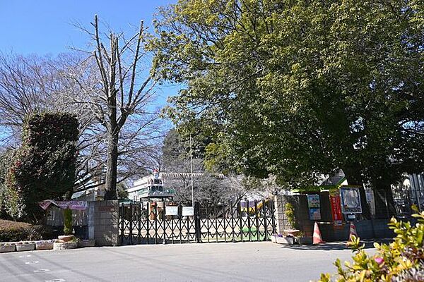 興善寺幼稚園★広い園庭と自然豊かな環境で、子どもたちがのびのびと遊べます★仏教の教えを基に、礼儀や感謝の心を育み、マーチング活動にも力を入れています。子どもたち一人ひとりに目を配り、丁寧に指導…