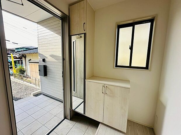 窓があり明るい玄関です