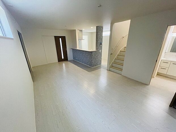 人気のリビング階段採用してます