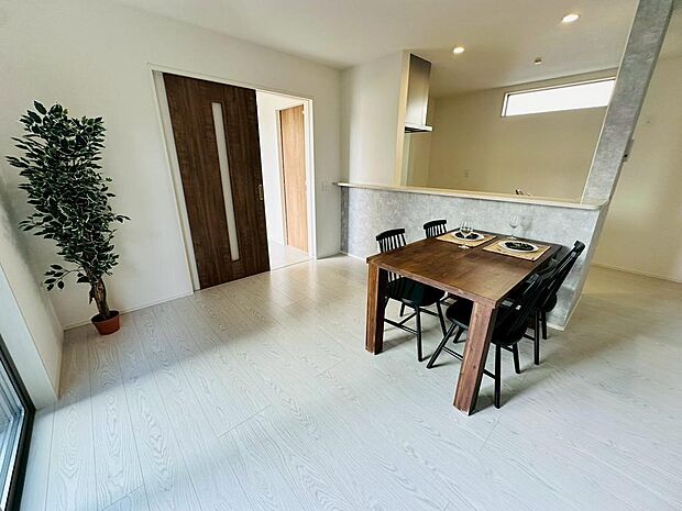 リビング・ダイニングスペース分けて家具を配置できます