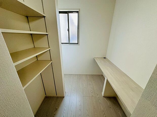 たくさん食材をストックできるパントリー