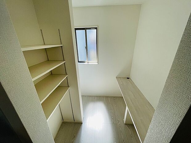 たくさん食材をストックできるパントリー