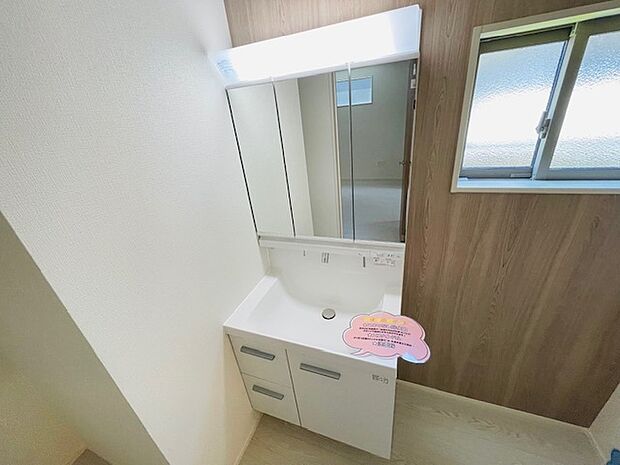 3面鏡裏にも収納があります