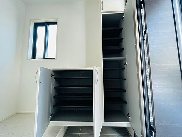 可動式なのでブーツも収納可能です。