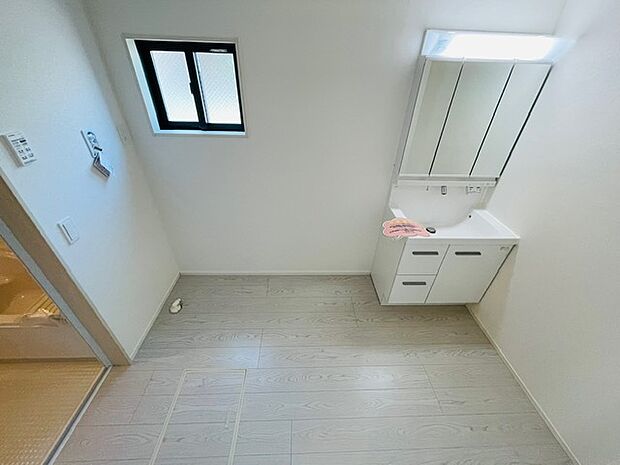 洗面所にも窓があるので、しっかり換気ができます