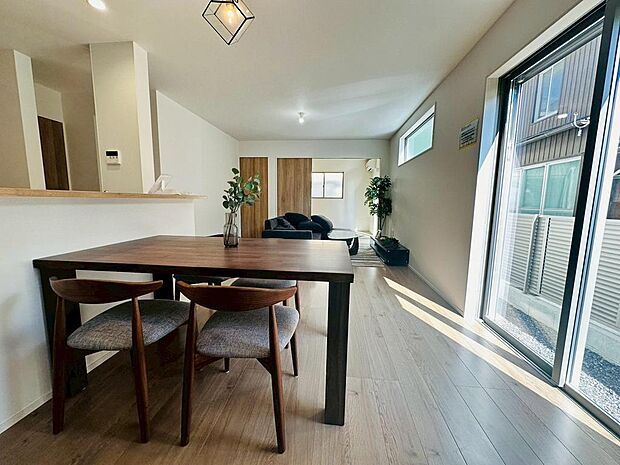 キッチンからリビング全体を見渡せます