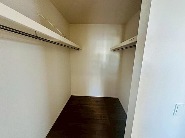 主寝室収納はウォークインクローゼット