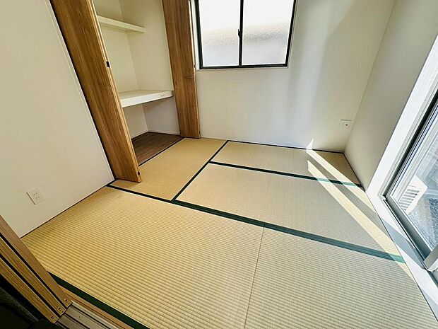 リビング横には人気の畳スペース