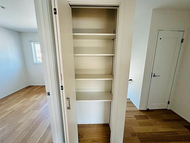 ２階廊下には可動棚付き収納完備