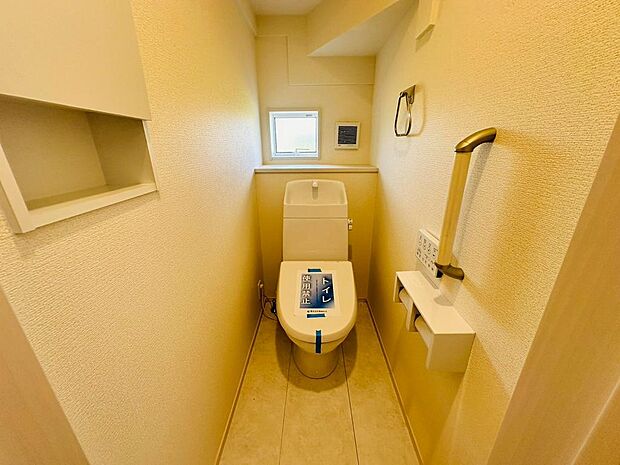 収納・手すり完備のレストルーム